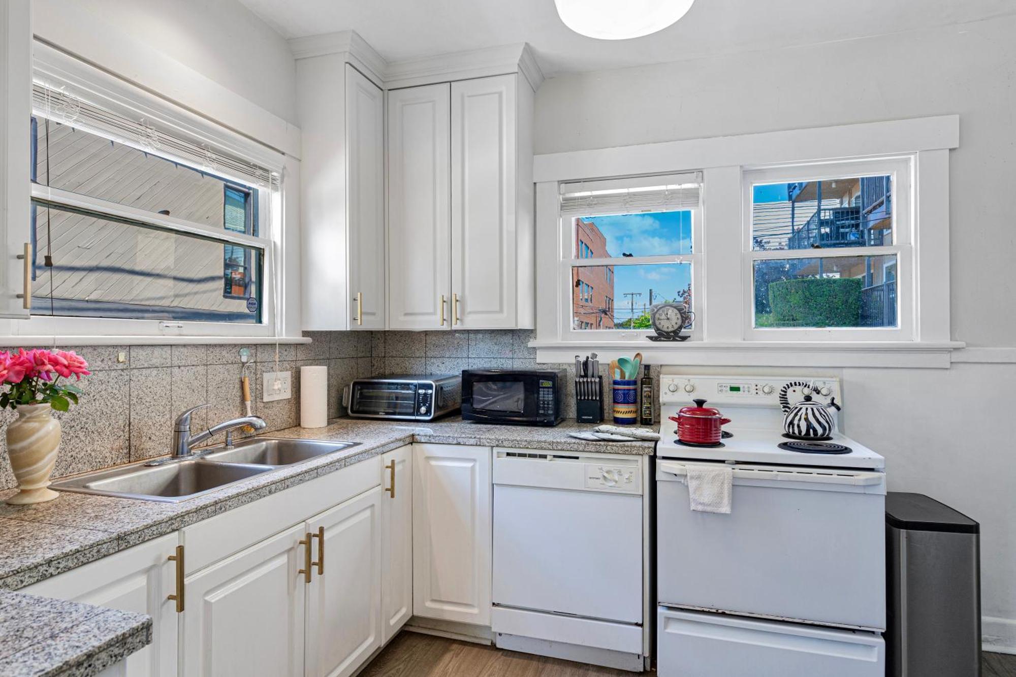 Vintage 3 Bedroom Home In Prime Eastlake Seattle With Private Parking Exteriör bild